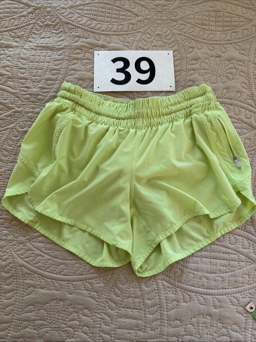 Lululemon Tracker Light Green Women's Athletic Shorts 3 1/2 inseam